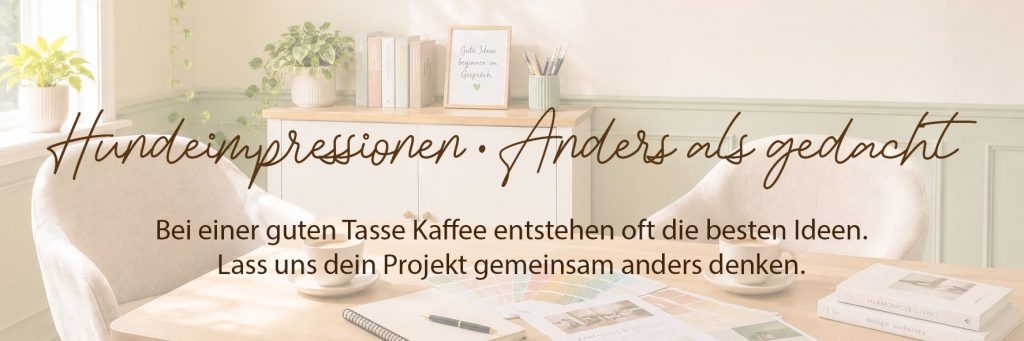 Einladung zum persönlichen Austausch Heller Besprechungstisch mit zwei Sesseln, Kaffeetassen, Farbfächern und Designunterlagen als Einladung zum persönlichen Austausch.