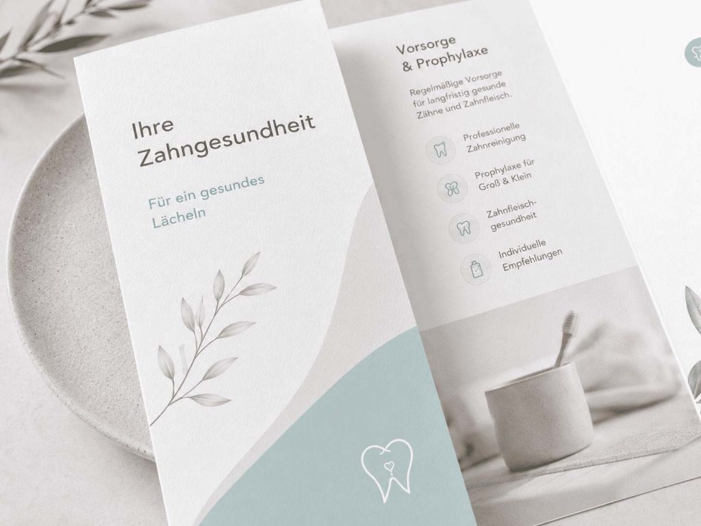 Nahaufnahme der Titelseite eines modernen Zahnarzt-Flyers in Weiß und Mint mit dem Schriftzug „Ihre Zahngesundheit“