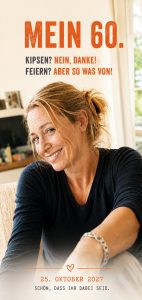 Vorderseite der Einladung zum 60. Geburtstag Vorderseite einer DIN-lang-Einladung zum 60. Geburtstag mit natürlichem Handyfoto einer lächelnden Frau und dem Text „Mein 60. Knipsen? Nein, danke! Feiern? Aber so was von!“