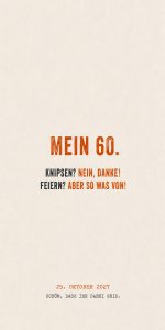 Rückseite der Einladung zum 60. Geburtstag Reduzierte Rückseite der DIN-lang-Einladung mit dem Text „Mein 60. Knipsen? Nein, danke! Feiern? Aber so was von!“, dem Datum 25. Oktober 2027 und einer persönlichen Abschlusszeile.