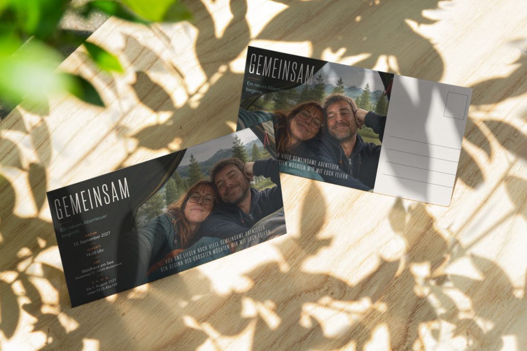 DIN-lang-Hochzeitseinladung „GEMEINSAM“ DIN-lang-Hochzeitseinladung im Postkartenformat mit natürlichem Handyfoto eines Paares im Zelt, dem Titel „GEMEINSAM – Ein neues Abenteuer beginnt.“ und separatem Adressfeld auf der Rückseite.
